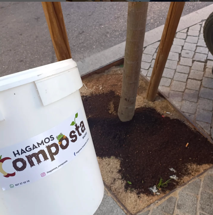 Compost hecho con residuos orgánicos de hogares